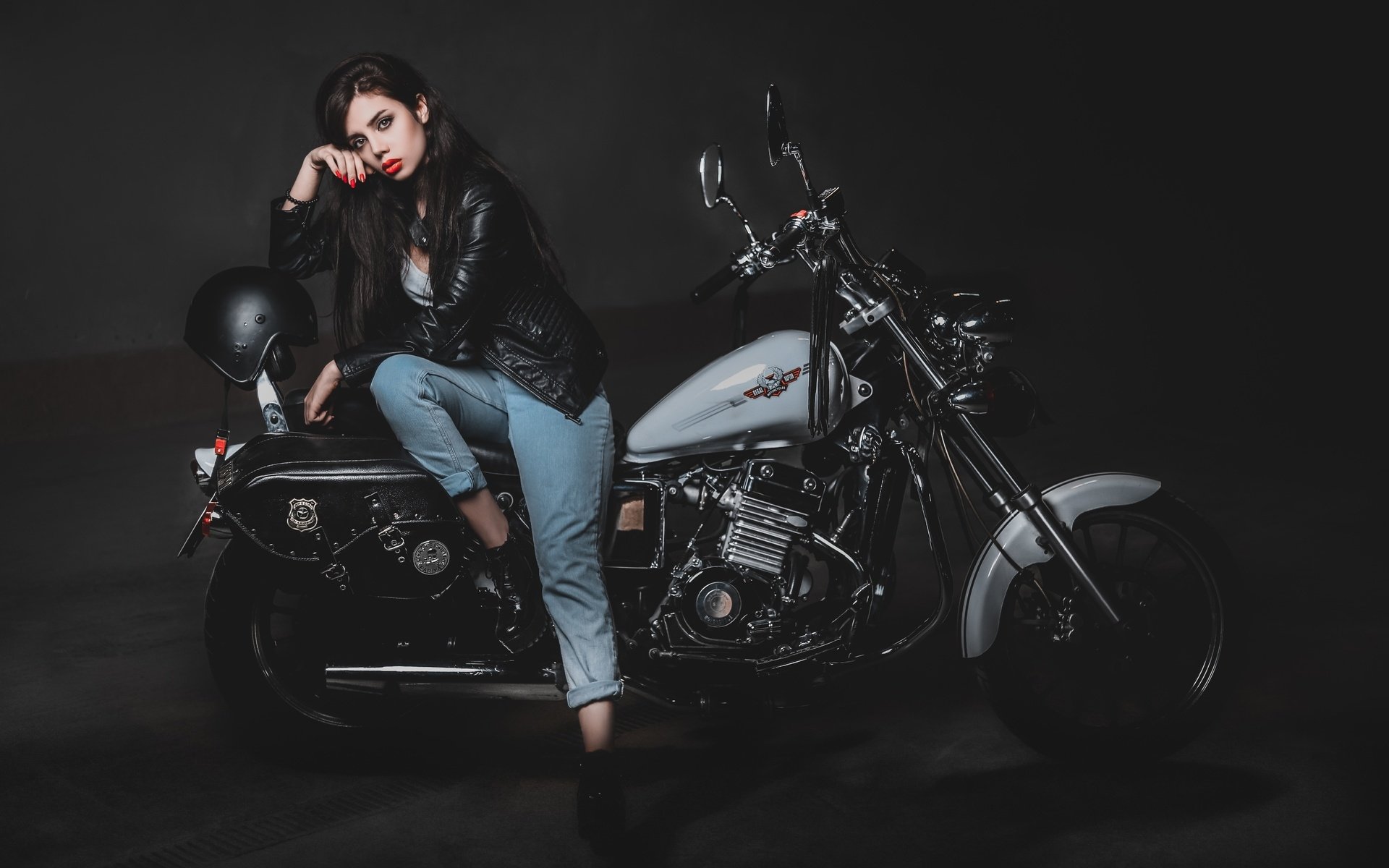 Biker girls: style and drive in Beihai