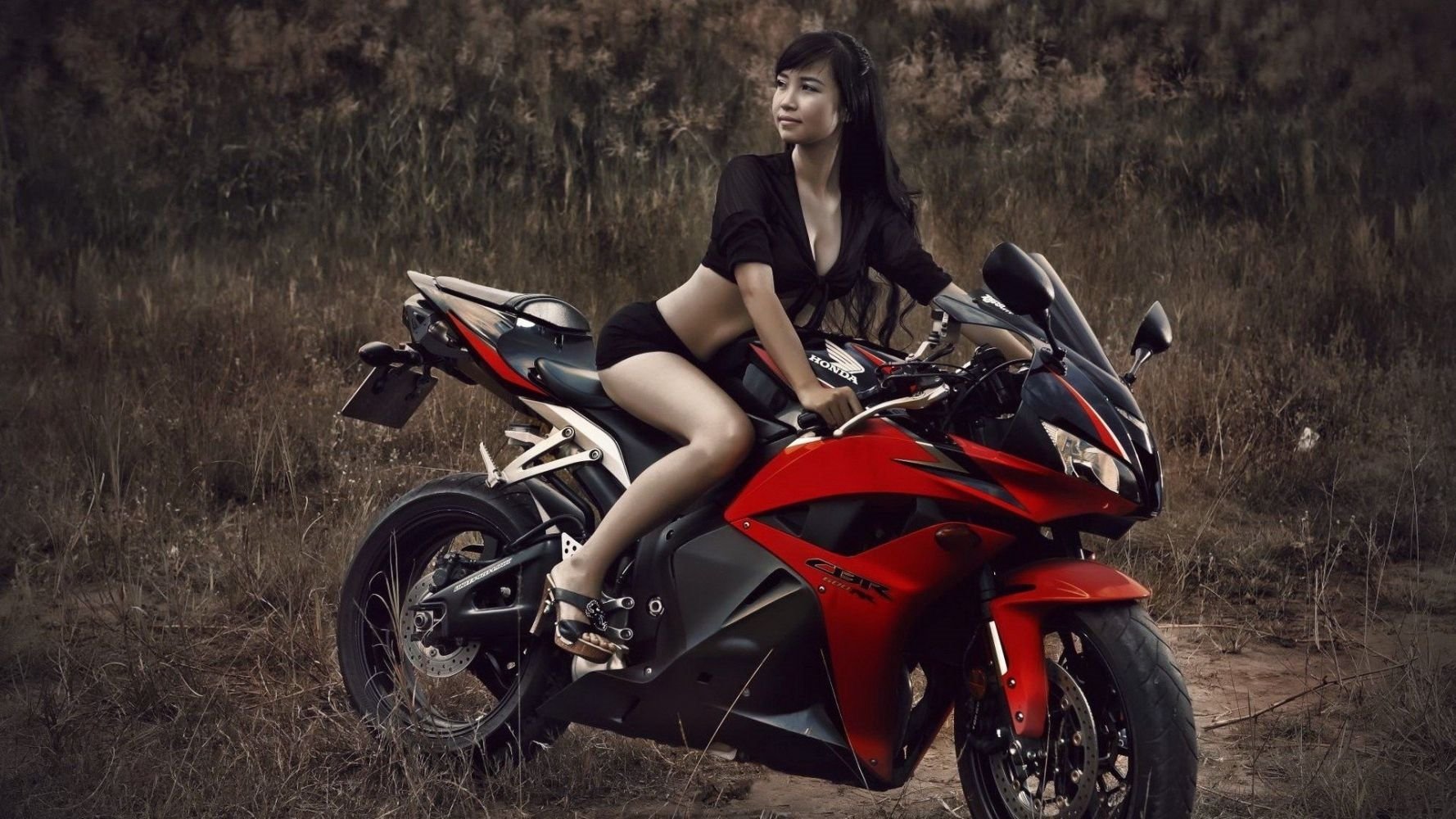 Fitness girls and bikes in Beihai