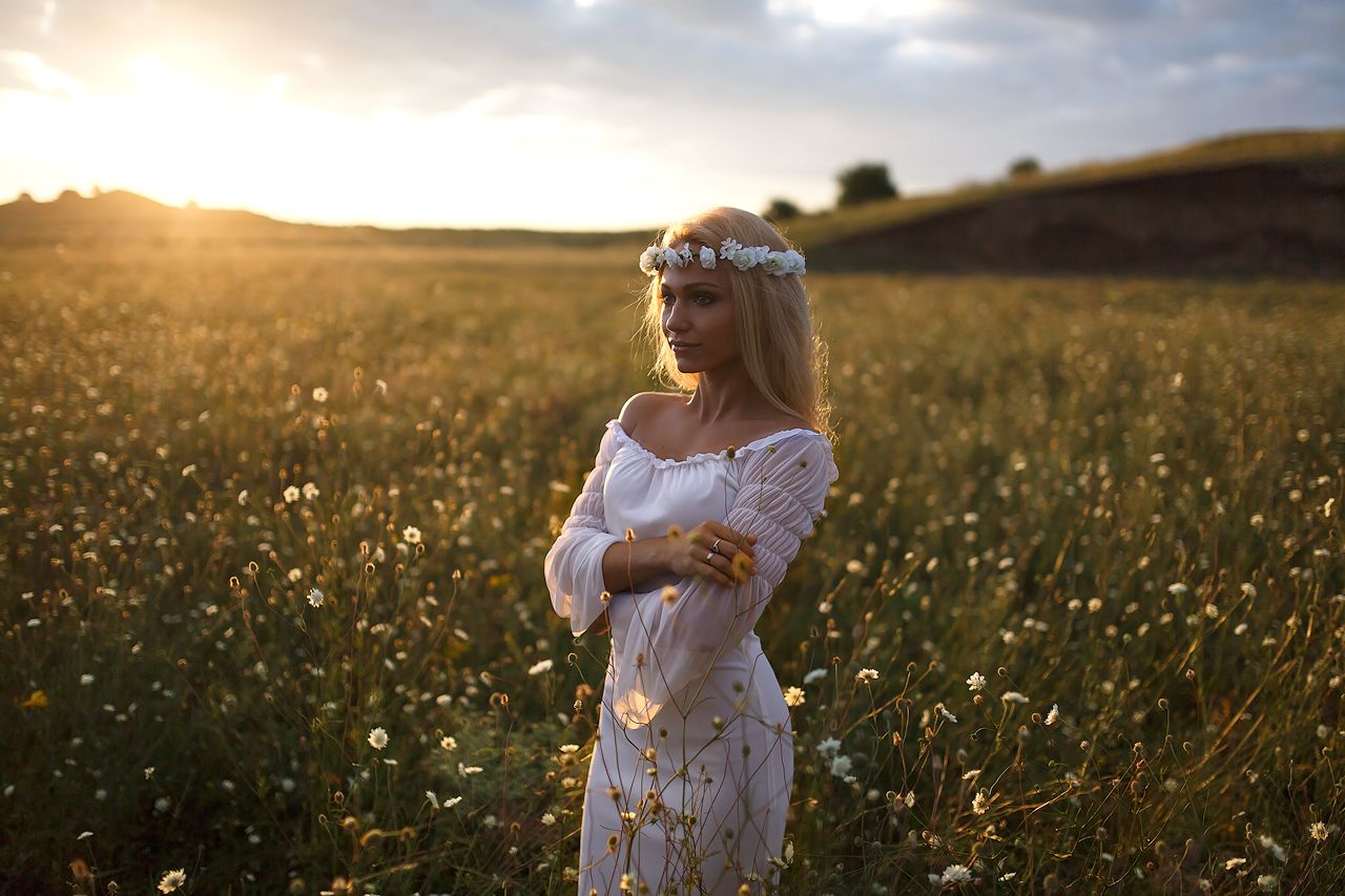 Girls in Slavic costumes in Beihai