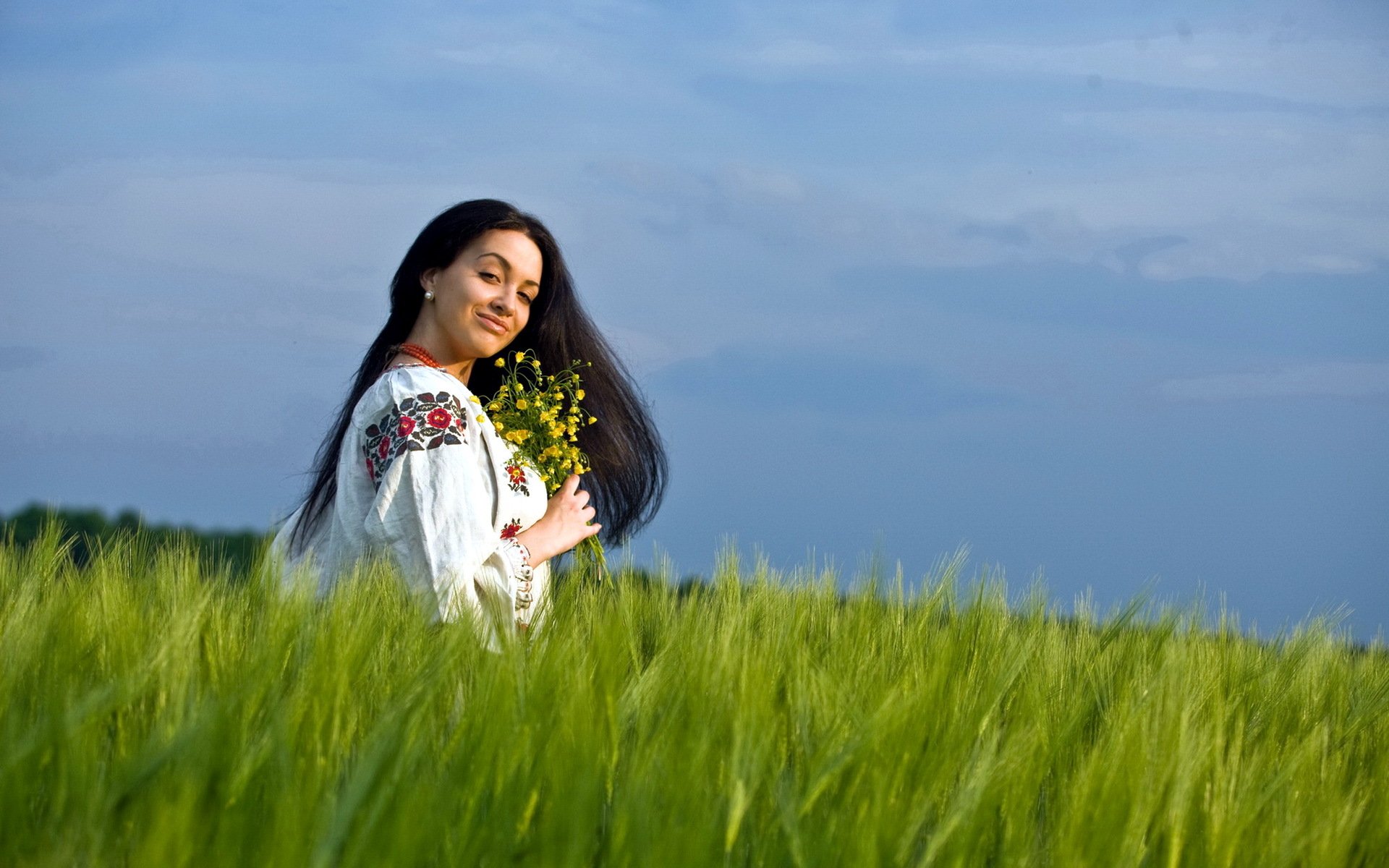 Girls in Slavic costumes in Beihai