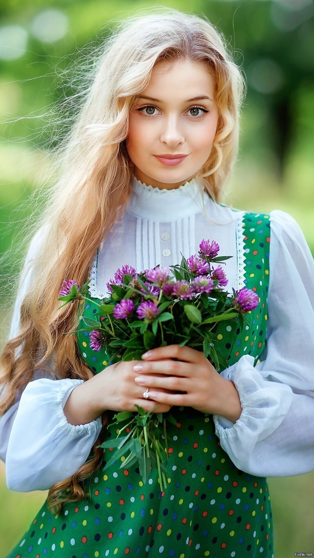 Girls in Slavic costumes in Beihai
